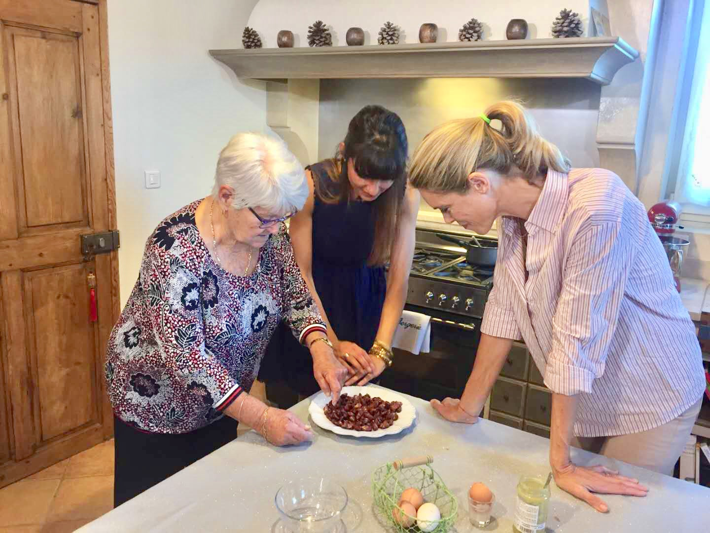 La présentatrice des carnets de Julie chez Pauline Jaubert avec sa grand-mère Marthe
