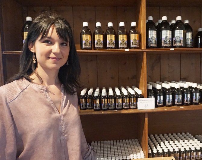 Pauline Jaubert devant les huiles essentielles de lavande et lavandin à Valensole
