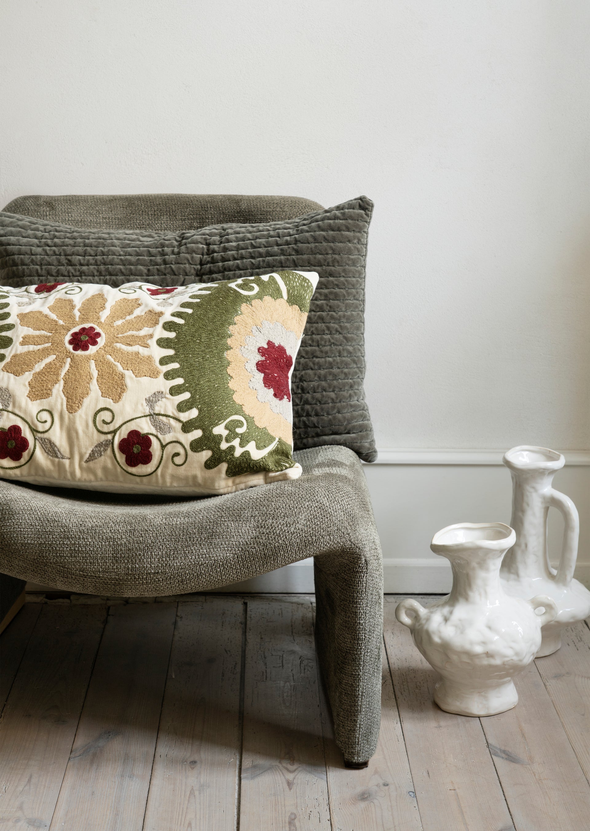 Housse de coussin en velours brodé, coloris blanc cassé vert