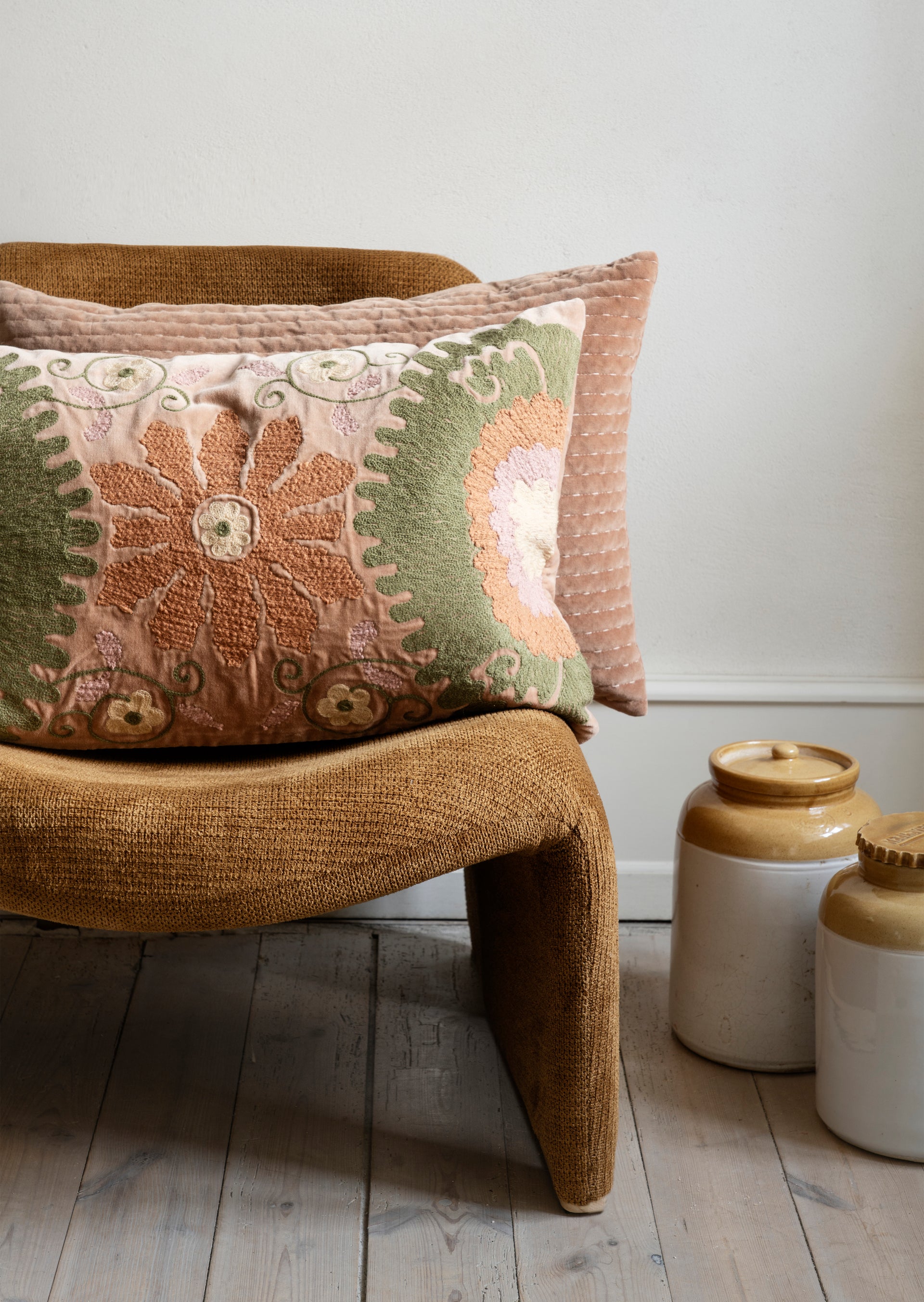 Housse de coussin en velours brodé, coloris vieux rose