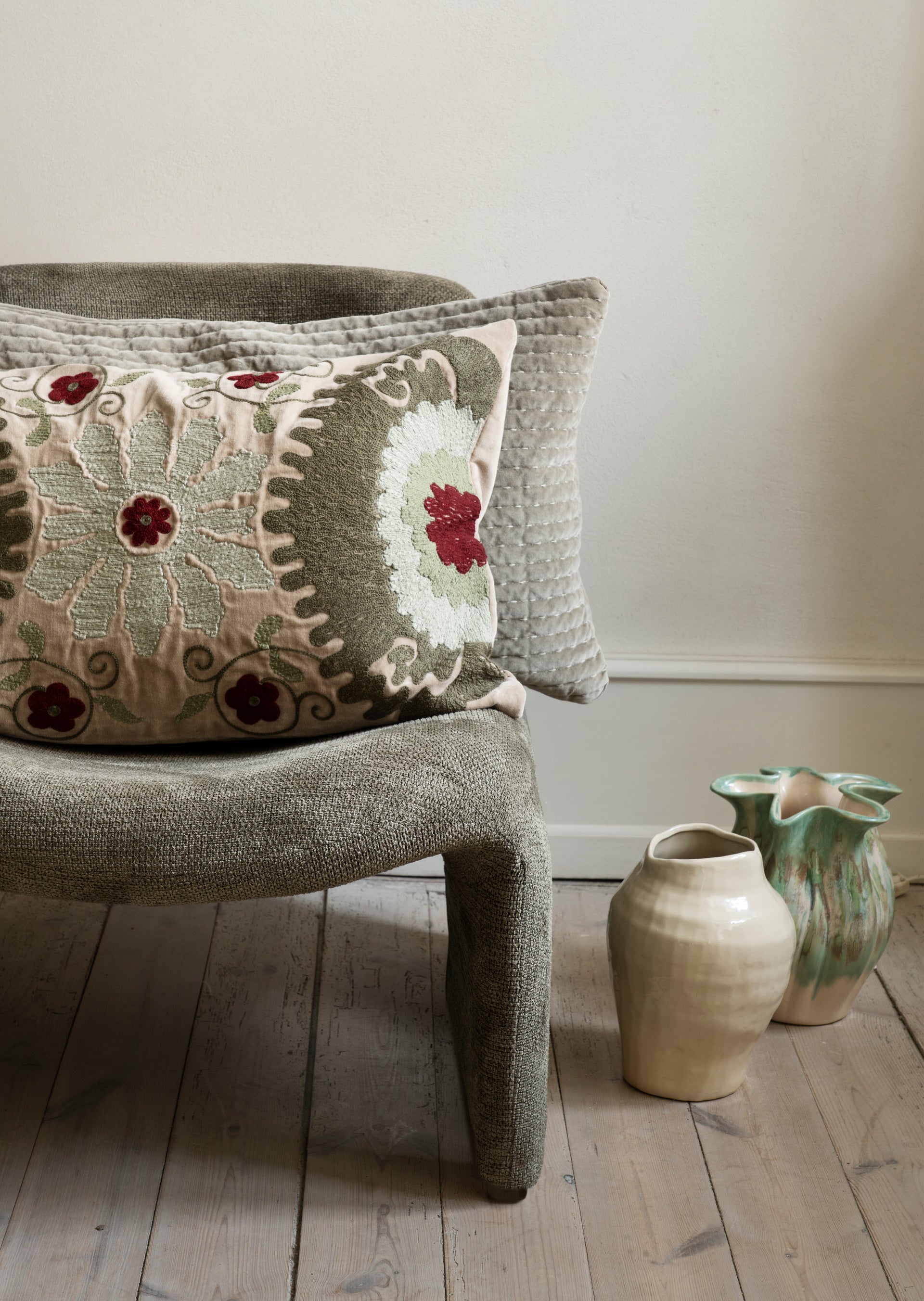 Housse de coussin en velours brodé, coloris gris sauge